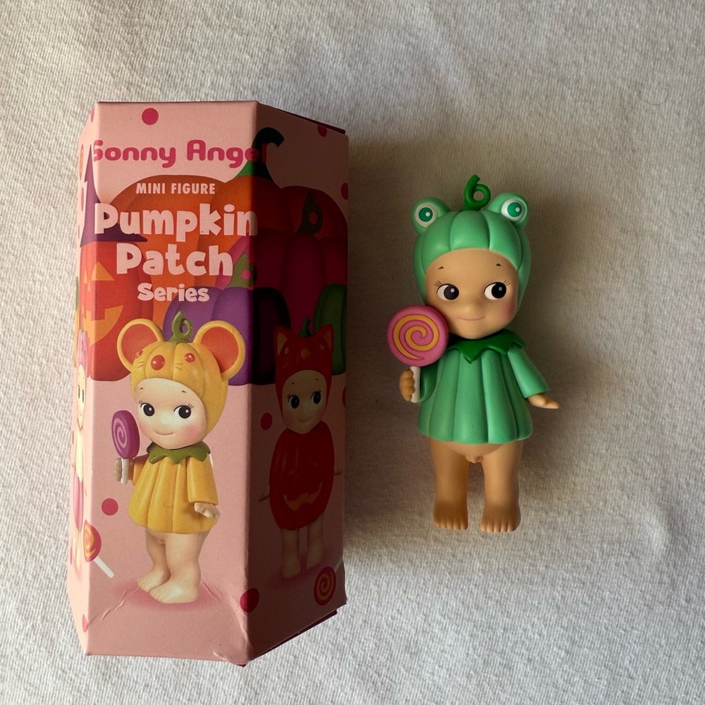 NWT Sonny Angel Pumpkin
Patch Frog